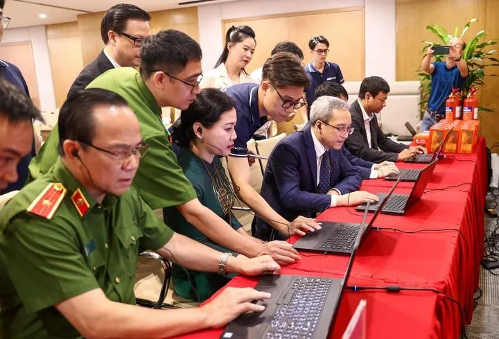 Các đại biểu trải nghiệm “Kỹ năng thoát nạn khi xảy ra cháy ở nhà ống”